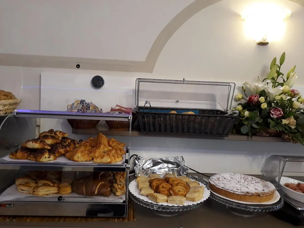 Hotel Atenea Golden Star Caorle 0*,  İtalya