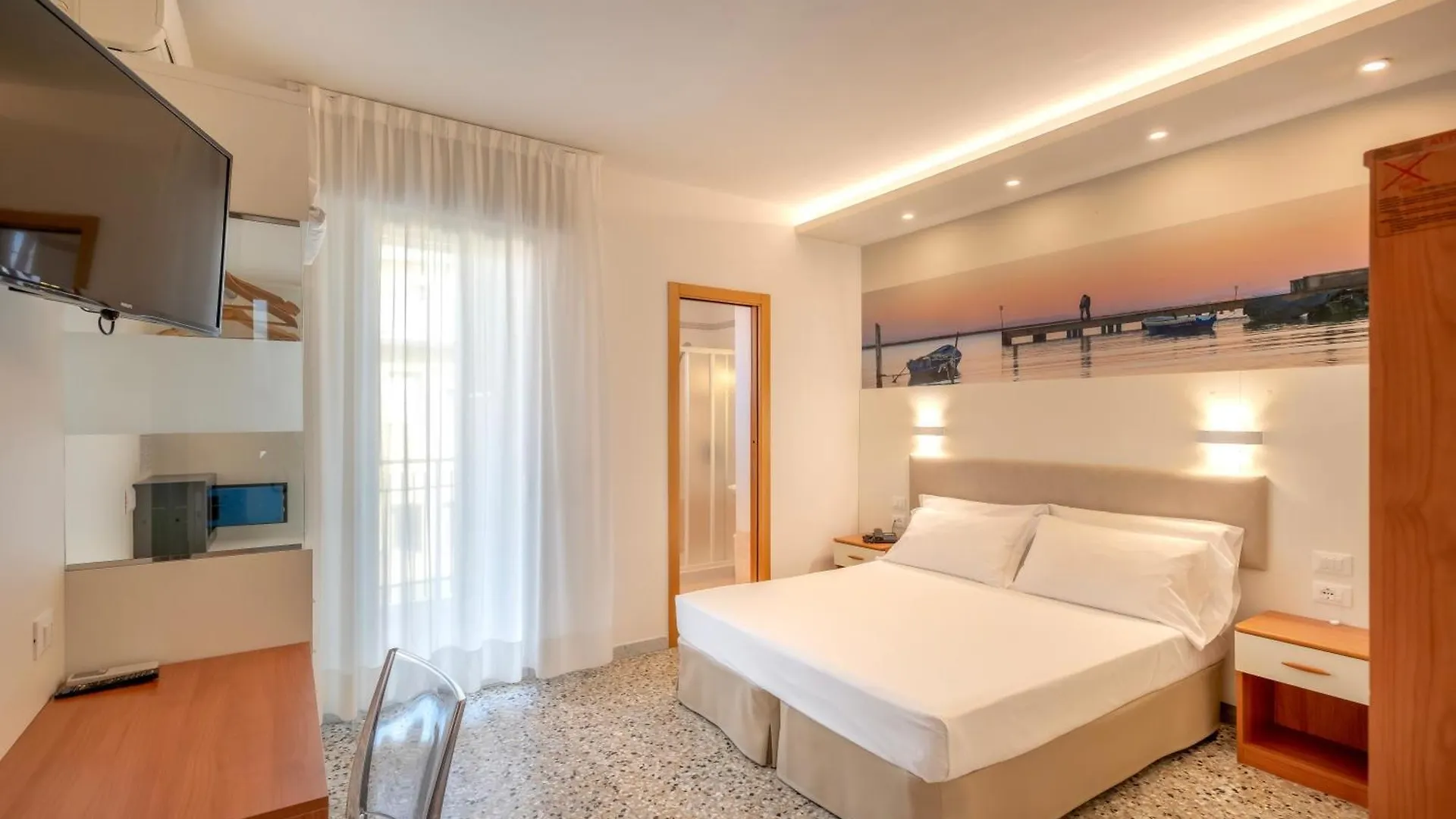 Hotel Atenea Golden Star Caorle 0*,  İtalya